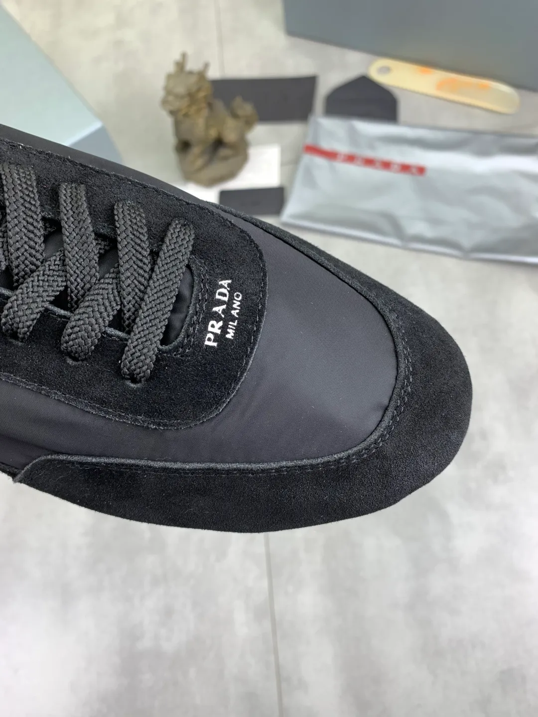 Men's shoes 💰P500💰【New style】hot style is on the official website, 🆘 Trendy brand (Prada) mainly promotes hot style, avant-garde and versatile fashion men's shoes private version mold opening, cowhide surface splicing 1:1 replica... fashionable and simple, original imported cowhide lining cowhide feet; the atmosphere and personality are more fashionable, eye-catching and pursuing class. It will subvert the old idea and be a must-have for fashion trendsetters with you! Must keep it for yourself! Tall and comfortable, large and low, high-end quality workmanship. Size: 38-44; 6️⃣colors available.
